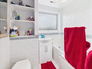 Family bathroom- click for photo gallery